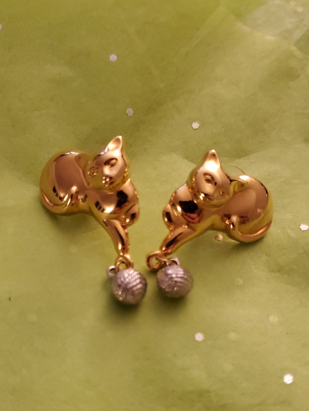 Vintage AVON Gold Cat Dangle Earrings With Silver Ball Of Yarn